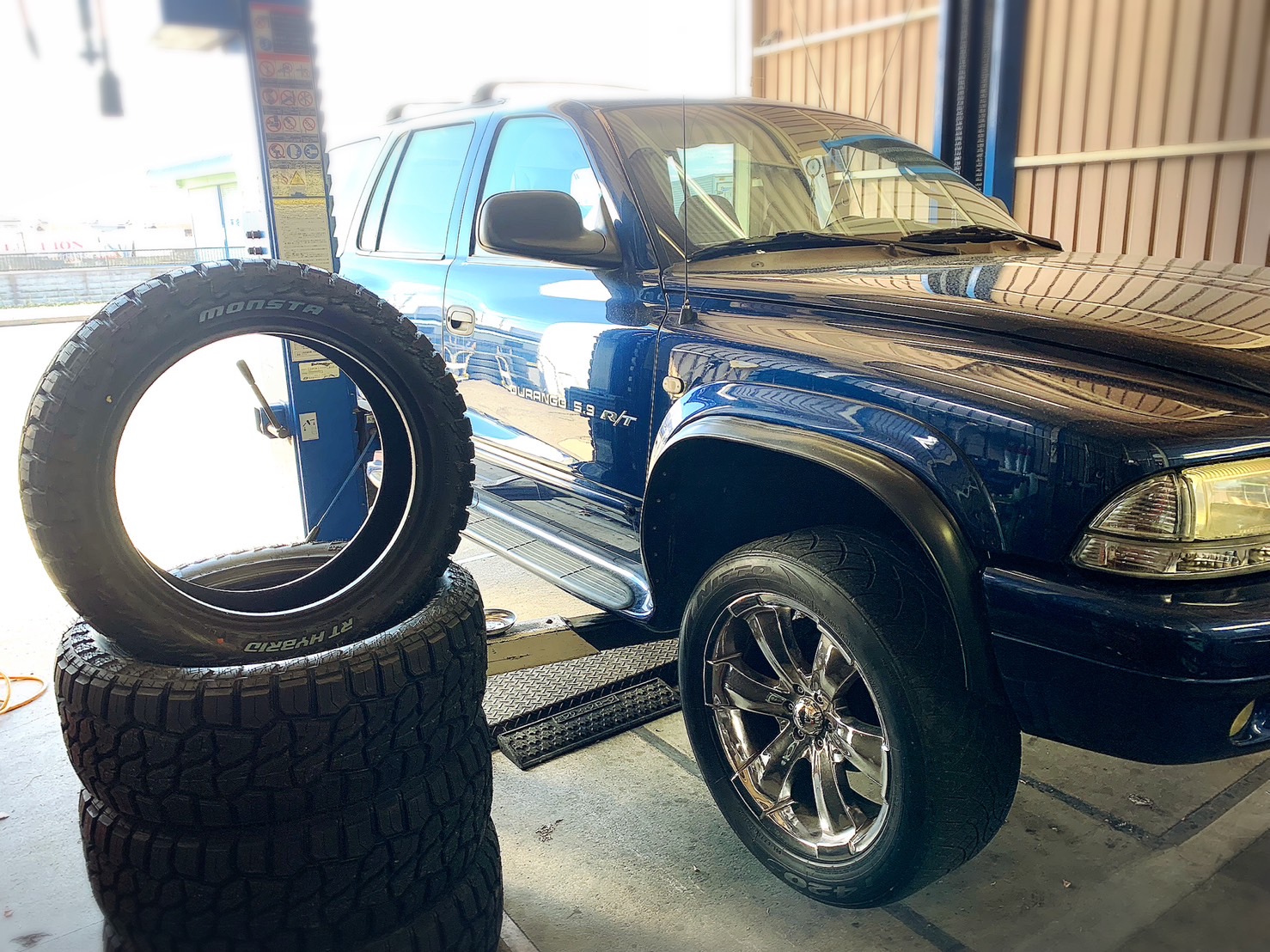 【KAZO店】 Dodge Durango 20インチタイヤ交換 オートレット